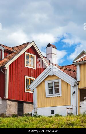 Anciennes maisons en bois colorées dans la ville de Karlskrona, en Suède Banque D'Images