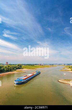 La Nederrijn en face de la ville hollandaise d'Arnhem, aux pays-Bas Banque D'Images