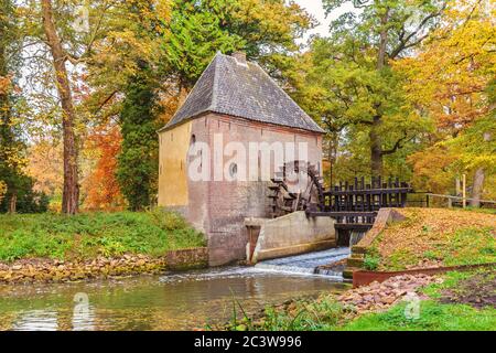 Ancien moulin à eau dans la province néerlandaise de Gelderland à l'automne Banque D'Images