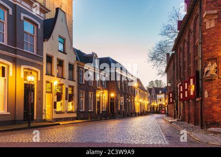 Ancienne rue hollandaise avec église dans la ville de Doesburg pendant le coucher du soleil Banque D'Images