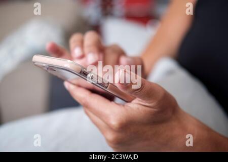 Femme envoyant des SMS sur smartphone en gros plan Banque D'Images