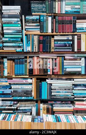 Londres, Royaume-Uni- étagères empilées avec des livres dans la librairie antique, Banque D'Images