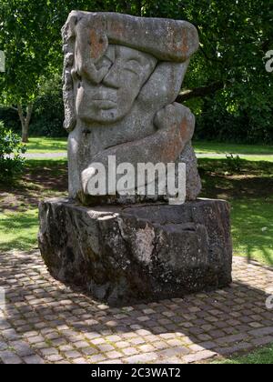 Golgotha Madonna, une sculpture d'art chrétien moderne en granit par le sculpteur écossais Ronald Rae à Rozelle Estate,Ayr,South Ayrshire,Scotland,UK Banque D'Images