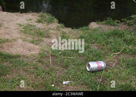 Litière, un Coca Cola Coca-Cola peut être laissé sur le bord de la rivière, Leatherhead, Surrey, Royaume-Uni, 2020 Banque D'Images