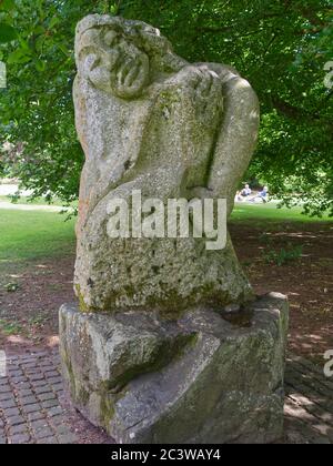 Le fléau du Christ une sculpture d'art chrétien moderne en granit Par le sculpteur écossais Ronald Rae à Rozelle Estate, Ayr, South Ayrshire, Écosse Banque D'Images