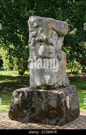 Golgotha Madonna, une sculpture d'art religieux chrétienne moderne en granit par le sculpteur écossais Ronald Rae à Rozelle Estate, Ayr, South Ayrshire, Écosse Banque D'Images