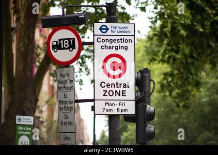 Panneaux indiquant les frais de congestion sur Euston Road Banque D'Images