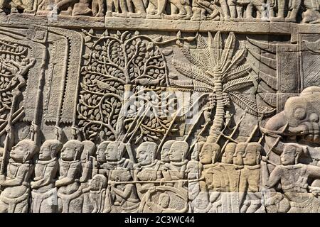 Détail des sculptures de relief du bas sur les murs du temple d'Angkor Thom, Siem Reap, Cambodge, Asie Banque D'Images