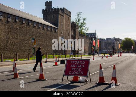 Une route fermée à l'extérieur du château de Cardiff, certains magasins non essentiels rouvrent dans le centre-ville de Cardiff, le 22 juin 2020. Banque D'Images