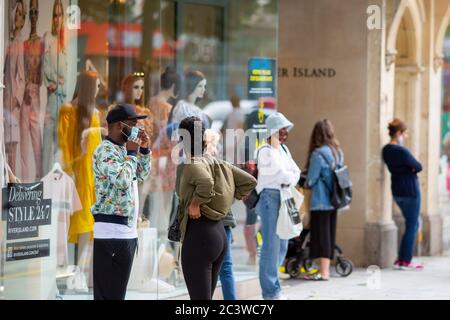 Les amateurs de shopping portant des masques font la queue devant un magasin récemment ouvert de River Island dans le centre-ville de Cardiff après le confinement du coronavirus, le 22 juin 2020. Banque D'Images