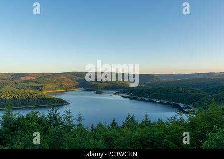 Vue sur Rursee et Rurberg dans le parc national d'Eifel, Allemagne Banque D'Images