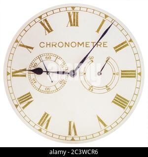 Face ancienne d'un chronomètre français avec des nombres romains isolés sur fond blanc Banque D'Images