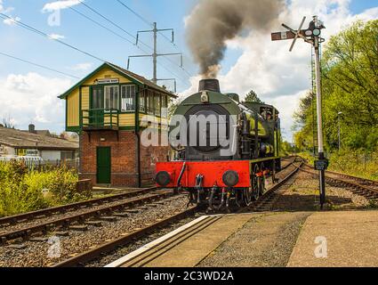 Un train à vapeur Saddle Tank se dirige vers la gare de Peterborough de Nene Valley Railways à Peterborough, à Cambridgeshire. Banque D'Images