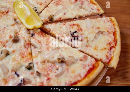 Pizza avec ingrédients sur fond de bois. Gros plan Banque D'Images