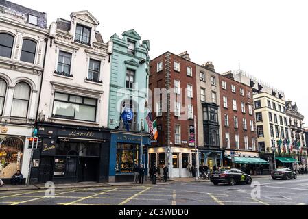 Dublin, Irlande - 30 décembre 2019 : Dame Street avec des magasins, des restaurants, un pub irlandais et des gens autour dans le centre de Dublin, Irlande Banque D'Images