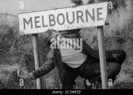 Années 1980, de Melbourne à... Eh bien Melbourne, sous un signe de ville dans le Yorkshire, Angleterre, une vague d'un jeune étudiant qui est sur le point de vivre et de commencer une nouvelle vie en Australie et la ville du même nom, Melbourne, Banque D'Images