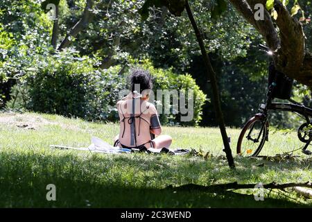 Londres, Royaume-Uni 22 juin 2020 - UNE femme fait un bain de soleil à Finsbury Park, dans le nord de Londres, lors d'une journée chaude et ensoleillée dans la capitale. Selon le bureau met, les températures devraient atteindre entre 31 et 33 degrés celsius dans le sud-est de l'Angleterre plus tard cette semaine. Crédit: Dinendra Haria/Alay Live News Banque D'Images