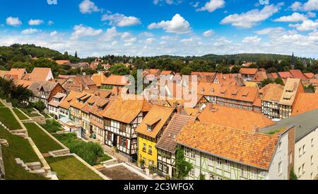 Vue panoramique aérienne de Quedlinburg en une belle journée d'été, en Allemagne Banque D'Images