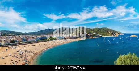 Plage de Tossa de Mar dans une belle journée d'été, Costa Brava, Catalogne, Espagne Banque D'Images