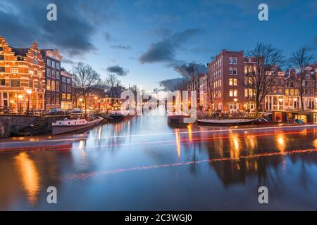 Amsterdam, Pays-Bas ponts et canaux au crépuscule. Banque D'Images