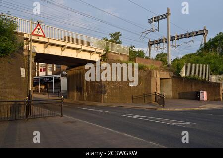 Le pont de chemin de fer (no 769) qui traverse la rue High au coin de l'approche de la gare à Wickford, dans l'Essex. Banque D'Images