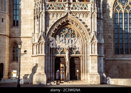 Entrée latérale de l'église Matthias sur la colline du château, Budapest, Hongrie Banque D'Images