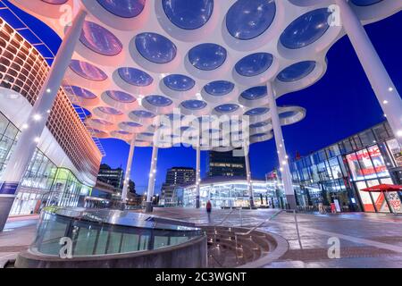 UTRECHT, PAYS-BAS - 28 FÉVRIER 2020: Gare centrale d'Utrecht de la place de la gare avec Hoog Cathararijne centre commercial au crépuscule. Banque D'Images