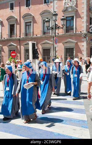 Groupe de nonnes traversant la rue, JMJ. Rue Mayor, Madrid, Espagne. Banque D'Images