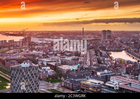 Rotterdam, pays-Bas, paysage urbain vers le quartier de Delfshaven au crépuscule Banque D'Images