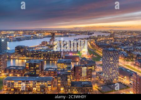 Rotterdam, pays-Bas, paysage urbain vers le quartier de Delfshaven au crépuscule Banque D'Images