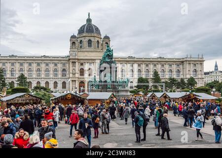 Marché de Noël sur Maria-Theresien-Platz en arrière-plan se trouve le bâtiment du musée d'histoire de l'art, Vienne, Autriche. Banque D'Images