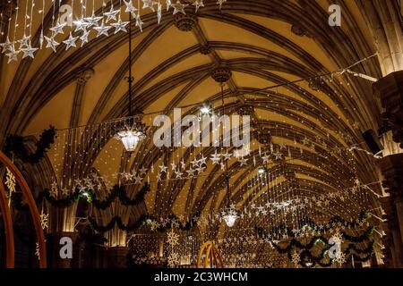 Plafond de l'hôtel de ville de Vienne (Rathaus). Décoration décorative lumineuse pendant les vacances de Noël, Vienne, Autriche. Banque D'Images