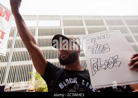 Tulsa, Oklahoma, États-Unis. 20 juin 2020. Un manifestant pour la vie noire a organisé un retrait du panneau de police destiné aux partisans de Trump en dehors du centre BOK de Tulsa, à Oklahama, où le président organise un rassemblement le 20 juin 2020. Crédit : Leslie Spurlock/ZUMA Wire/Alay Live News Banque D'Images