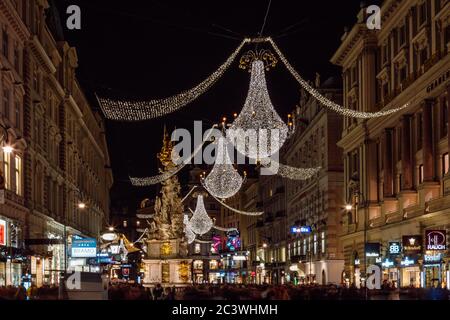 Graben rue avec des lustres de Noël à Vienne dans la nuit, Autriche. Banque D'Images