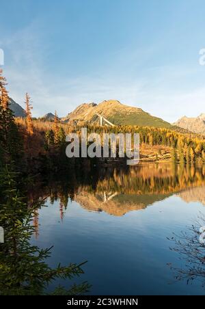 Automne Hautes montagnes Tatras en Slovaquie - Lac Strbske pleso avec des sommets et ciel clair Banque D'Images