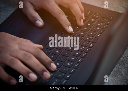 Homme d'affaires utilisant un ordinateur portable avec les mains tapant sur un clavier Banque D'Images