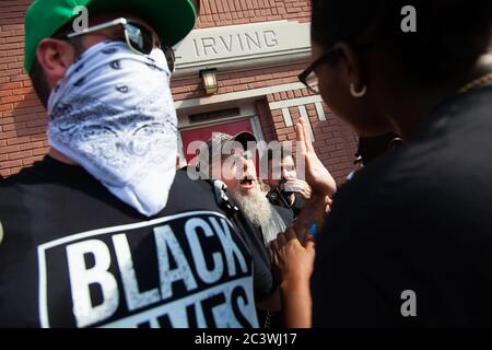 Tulsa, Oklahoma, États-Unis. 20 juin 2020. Les partisans de Trump crient devant Black Lives comptent des manifestants tandis que d'autres membres du BLM tentent de maintenir la paix en dehors du BOK Center de Tulsa, Oklahama, où le Président organise un rassemblement le 20 juin 2020. Crédit : Leslie Spurlock/ZUMA Wire/Alay Live News Banque D'Images