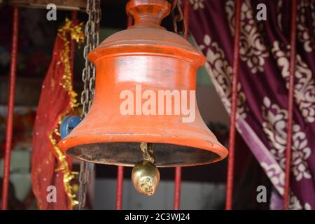 Ancienne cloche suspendue au temple de maa sharda, Madhya Pradesh, Inde. Banque D'Images