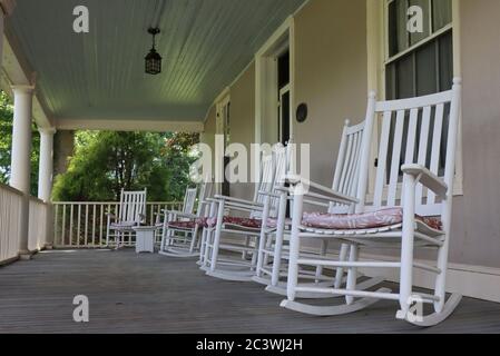 Les chaises à bascule blanches sont sur le porche. Banque D'Images