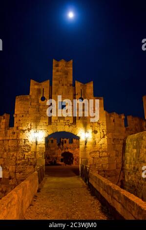 Rhodes vieille ville de nuit, Grèce Banque D'Images