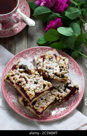 Gâteau sucré avec arènes de rose de cerise et streusel sur fond de bois. Style rustique. Banque D'Images