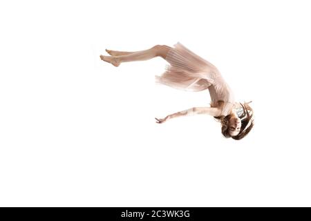 La beauté en plein air est un moment. Photo en longueur d'une jeune femme attirante planant dans l'air et gardant les yeux fermés. Lévitant dans la chute libre, le manque de gravité. Liberté, émotions, concept d'art. Banque D'Images