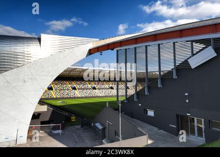 Stade vide terrain de football ou de football, terrasses et sièges à Dacia Arena - Stadio Friuli, le principal stade de la région de Friuli Venezia Giulia. Banque D'Images