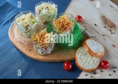 Composition de différentes mini salades pour un pique-nique sur un brillant de bois avec un pain Banque D'Images