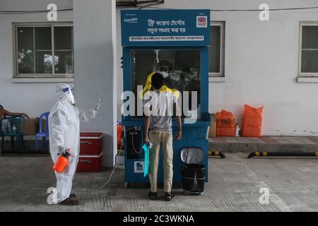 Dhaka, Dhaka, Bangladesh. 22 juin 2020. Un homme présentant de nouveaux symptômes du coronavirus (COVID-19) donne un échantillon dans un stand de collecte d'échantillons pour le tester à Dhaka. Crédit: Md Rakibul Hasan/ZUMA Wire/Alay Live News Banque D'Images