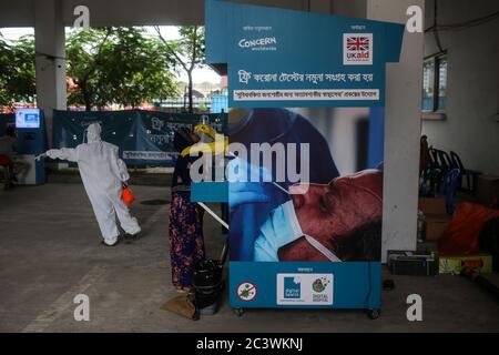 Dhaka, Dhaka, Bangladesh. 22 juin 2020. Une femme présentant de nouveaux symptômes du coronavirus (COVID-19) donne un échantillon dans un stand de collecte d'échantillons pour le tester à Dhaka. Crédit: Md Rakibul Hasan/ZUMA Wire/Alay Live News Banque D'Images