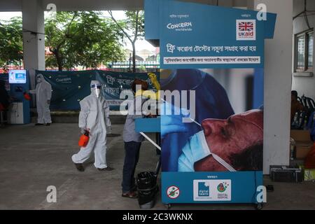 Dhaka, Dhaka, Bangladesh. 22 juin 2020. Un homme présentant de nouveaux symptômes du coronavirus (COVID-19) donne un échantillon dans un stand de collecte d'échantillons pour le tester à Dhaka. Crédit: Md Rakibul Hasan/ZUMA Wire/Alay Live News Banque D'Images