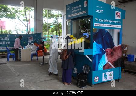 Dhaka, Dhaka, Bangladesh. 22 juin 2020. Une femme présentant de nouveaux symptômes du coronavirus (COVID-19) donne un échantillon dans un stand de collecte d'échantillons pour le tester à Dhaka. Crédit: Md Rakibul Hasan/ZUMA Wire/Alay Live News Banque D'Images