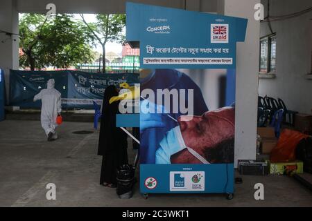 Dhaka, Dhaka, Bangladesh. 22 juin 2020. Une femme présentant de nouveaux symptômes du coronavirus (COVID-19) donne un échantillon dans un stand de collecte d'échantillons pour le tester à Dhaka. Crédit: Md Rakibul Hasan/ZUMA Wire/Alay Live News Banque D'Images