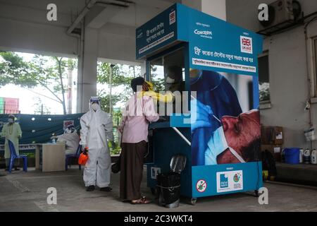 Dhaka, Dhaka, Bangladesh. 22 juin 2020. Un homme présentant de nouveaux symptômes du coronavirus (COVID-19) donne un échantillon dans un stand de collecte d'échantillons pour le tester à Dhaka. Crédit: Md Rakibul Hasan/ZUMA Wire/Alay Live News Banque D'Images